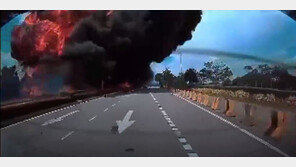 말레이시아 소형 여객기 고속도로 추락…최소 10명 사망