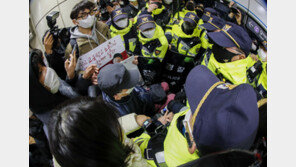 “시위 멈춰라” 방송한 역장에게 휠체어로 달려든 전장연 활동가 집유