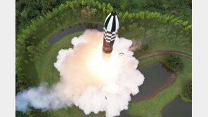 “北 ‘화성-18형’ ICBM, 러시아 토폴-M과 유사…기술이전 가능성”
