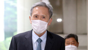 ‘軍 댓글공작’ 김관진 파기환송심서 징역 2년…법정구속은 면해