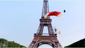 330m 에펠탑서 낙하산 메고 뛰어내린 20대 男, 경찰에 체포