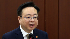 조규홍 “특정 국가 입국자 건보 수지 적자…최소 거주 기간 필요”