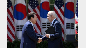 바이든 “부친 별세 깊은 위로” 尹 “하와이 산불 많이 걱정” 전화통화