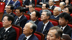 DJ 추도식에 전직 대통령 아들 5인 모두 모여…“통합 상징”