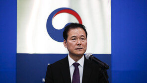 통일장관 “민주화 활동한 사람들 북 인권엔 침묵…자기모순”