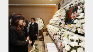 尹 조문했다고 개딸들에 봉변당한 노사연…‘2찍인증’ ‘제정신?’ ‘꼬리치냐’