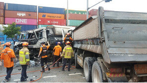 부산신항 인근 도로서 차량 5대 연쇄충돌…3명 사망·5명 부상