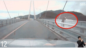 빗속 다리 난간서 위태롭게 울던 대학생…베테랑 경찰관들이 살렸다