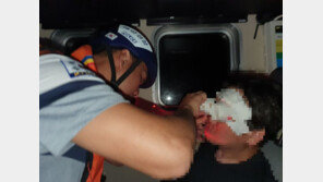 통영해경, 낚싯바늘에 눈꺼풀 꿰인 30대 낚시객 긴급 이송