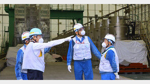 기시다, 오염수 배출구 등 첫 시찰… 방류시점 내일 결정 