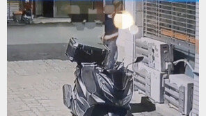 벨트 풀며 다가오더니 오토바이에 ‘오줌 테러’…“파란옷 남성 찾겠다”