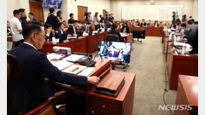 최강욱, 한동훈 태도에 “깐족거리지 마” 한 “의원 태도인가”