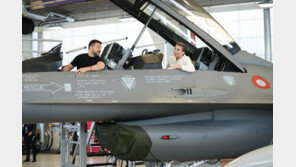 F-16 조종석에 앉은 젤렌스키
