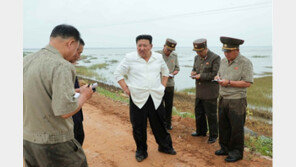 北 김정은, 침수현장 찾아 “틀려먹은 것들”…고강도 간부 검열 지시