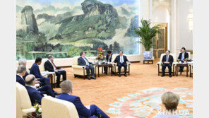 리창 中총리 “미중관계 일부 어려움…상생협력해야”