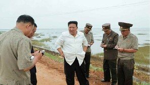 北 김정은 “김덕훈, 국가경제 말아먹고 있어”…침수지역서 대노