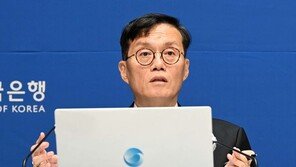한은 총재 “물가, 내년 하반기 2% 중반으로 떨어질 것”