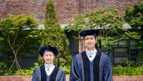 방송대, 개교 51주년 만에 새 학위복 제작