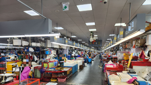 [르포]썰렁한 자갈치시장 “지금도 손님 없는데, 오염수 방류땐…” 한숨