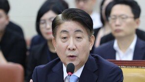 尹 이동관 방통위원장 임명 재가에… 野 “후안무치, 국민무시 인사”