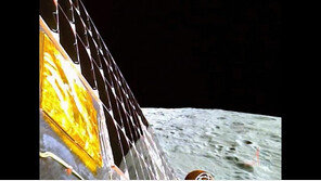 인도 탐사선서 바라본 달 어떻게 생겼나…오늘 밤 착륙 시도