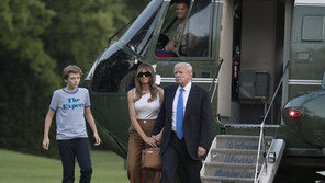 트럼프 막내아들 학교에 살해협박 메일…美여성 기소