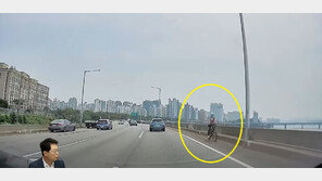 “목숨 내놓고 타나”…車 전용도로서 역주행 하는 자전거 [영상]