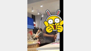 유명 프랜차이즈 카페, 싱크대서 대걸레 세척을?…“위생 관념이 없냐”