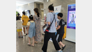 민방위 훈련 공습경보…초등학생도 읽던 책 내려두고 긴급 대피