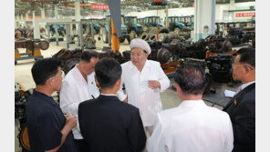 김정은, 트랙터 공장 시찰…“식량문제 해결에 절실”