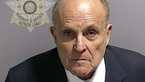 ‘트럼프 측근’ 줄리아니, 보석금 15만달러 확정후 구치소 출두, 석방돼