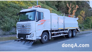 폭염에 도로 온도 낮추는 살수차 운영 증가