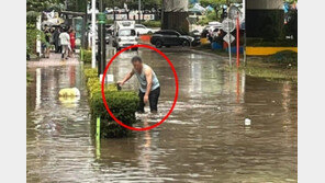 바지 걷고 빗자루 들고 뛰어들었다…침수 도로 배수구 뚫고 다닌 ‘동네 아저씨’