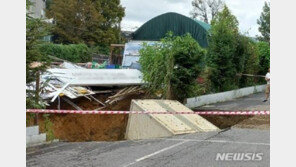 땅속으로 사라진 1t 탑차…파주에 폭 10m, 깊이 5m 싱크홀 발생