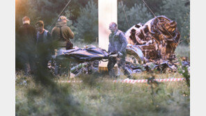 프리고진 전용기, 30초만에 2.4km 추락… “격추” “기체 결함” 난무