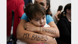 “내 아기를 지켜달라” 美 엄마의 총기 반대 시위