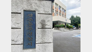 겁 없는 10대들 30초 만에 금은방 털었다…망치로 통유리 깨고 ‘후다닥’