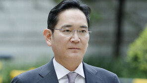 굳은 표정의 이재용 회장, ‘삼성 부당합병 의혹’ 100차 공판 출석