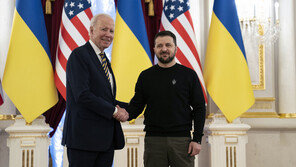 바이든, 우크라 독립기념일 젤렌스키와 통화…F-16 지원 논의
