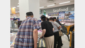 ‘텅 빈 소금 코너’…오염수 방류 개시하자 대형마트 휩쓴 ‘불안 심리’