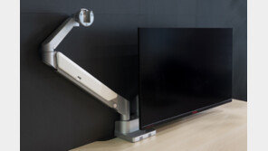 '알아서 장력 잡고, 벽면에 밀착도 돼'··· 알면 편리한 모니터암 기술들