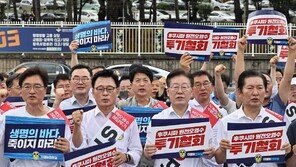 거리 나선 野 “오염수 투기, 인류건강에 테러”… 수산시장 간 與 “반국가적 세력이 공포 조장” 