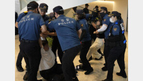 ‘오염수 방류 반대’ 日대사관 침입 대학생 16명 석방