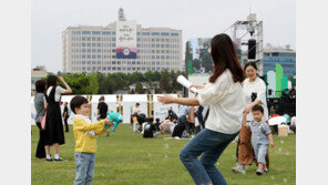 尹 대통령 부부, 용산 분수정원 다둥이가족 초청행사 깜짝 방문