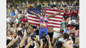 ‘전설’ 볼트 이후 처음…라일스, 세계선수권 100·200m 석권