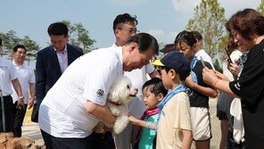 尹부부, 천안함 셔츠 입고 용산 분수정원 다둥이 행사 깜짝 방문