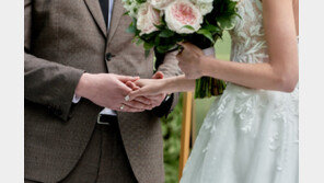 “돈 없어요” 청년 3명 중 1명만 결혼 긍정…절반은 ‘자녀 필요 없다’