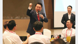 국힘 연찬회 찾은 윤 대통령 “똘똘 뭉쳐 잘 왔다…자신감 갖고 하자”