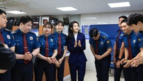 지구대 찾은 김건희 여사, 극단적 선택 시도자 구조 경찰 격려