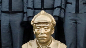 홍범도 흉상 철거…여 “철거 아닌 이전” 야 “반민족적 폭거”